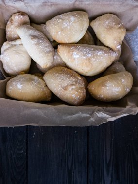  Küçük ev yapımı hamur mayalı calzone.