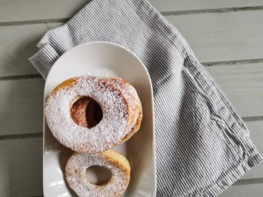 Gri masada ev yapımı peynirli çörekler