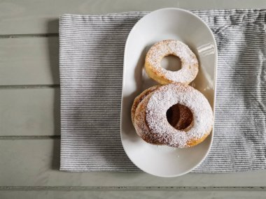 Gri masada ev yapımı peynirli çörekler