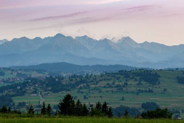 Slovak ve Polonya Tatra Dağları manzaralı gün batımı