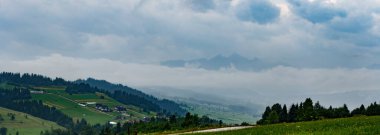 Puslu ve bulutlu Tatra Dağlarına bak