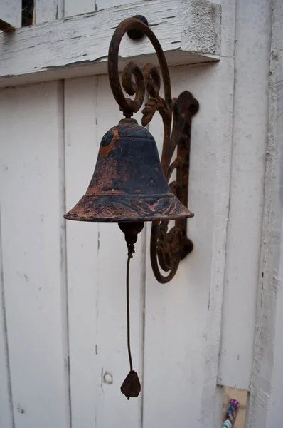 Gamla brons sätta en klocka på väggen med ett rep — Stockfoto
