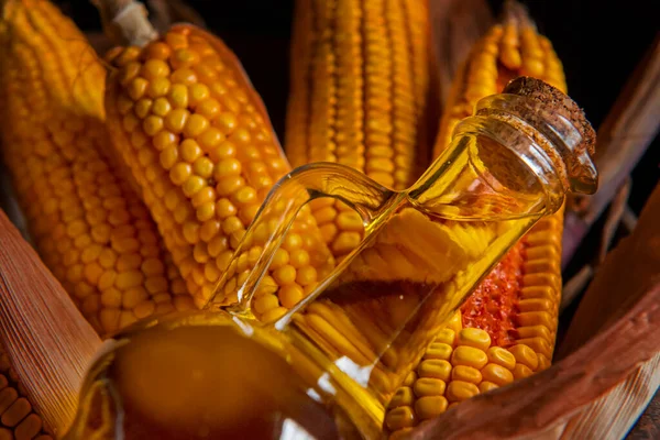 Maiskolben Und Maisöl Auf Altem Holztisch — Stockfoto