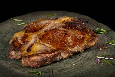 Izgarada meşe ağacıyla pişirilmiş dana pirzolası.