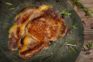 Izgarada meşe ağacıyla pişirilmiş dana pirzolası.