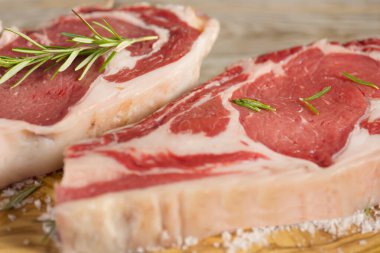 Ahşap masada baharatlı sığır pirzolası.