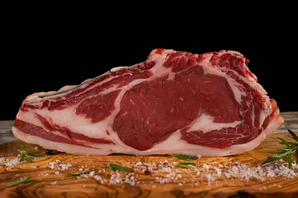 Kjøttskjæring Trebordet Med Krydder – stockfoto