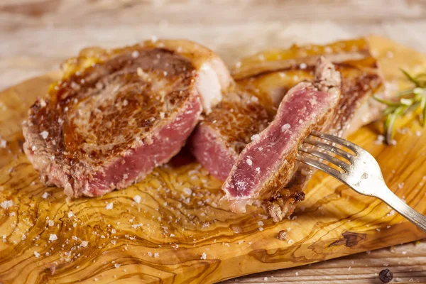 Chuleta Ternera Cocida Parrilla Con Madera Olivo Natural — Foto de Stock