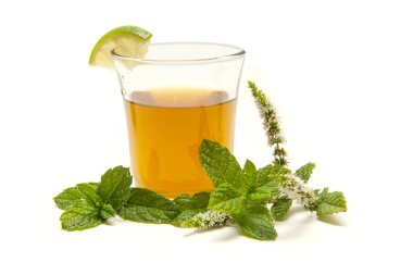 Beyaz arka planda taze demlenmiş Çin çayı.