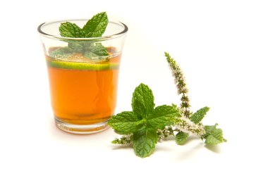 Beyaz arka planda taze demlenmiş Çin çayı.