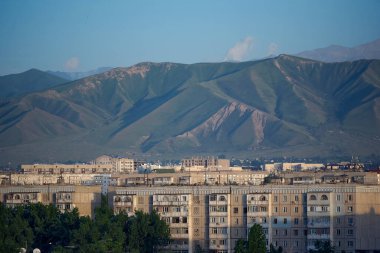 Bishkek şehri ve sabah dağları