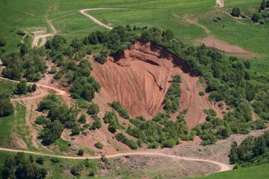 Dağları aşıp Kırgızistan ovalarını geçen tozlu kır yolu