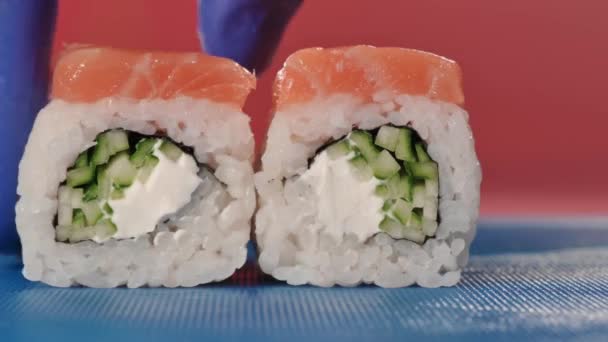 Philadelphia Roll kesimi. Kapat. — Stok video