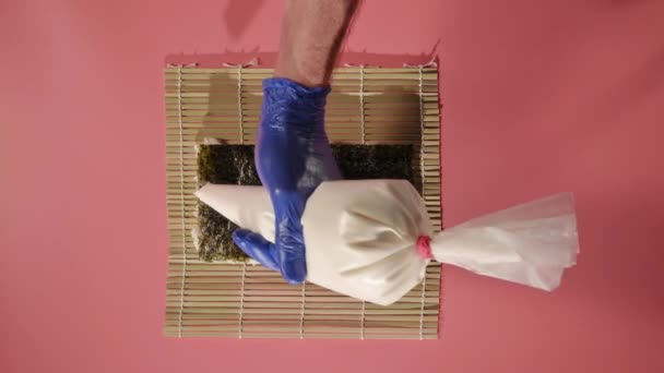 Sushi-Meister kocht Sushi-Rolle — Stockvideo