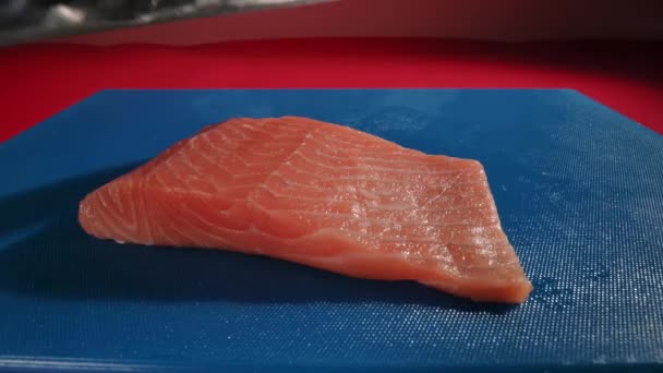 Szef kuchni pokroił czerwone ryby na plasterki. — Wideo stockowe