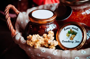 Güzel bir sepette reçel kavanozları. 