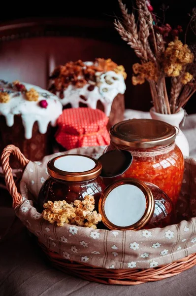 Jars of jam in a beautiful wicker basket. — Stock Photo, Image