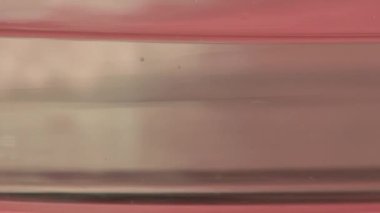 Beyaz pirinç suya düşer.