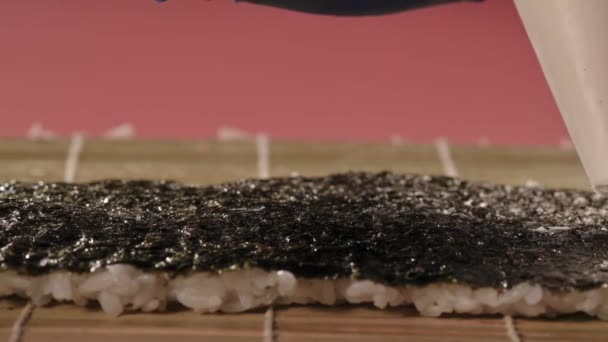 A krémsajt kipréselése a rizses cukrászzsákból. — Stock videók