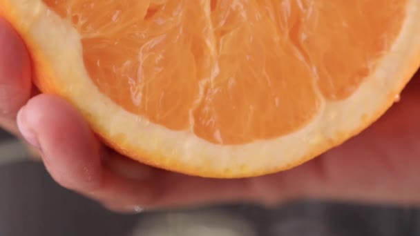 Aperte o suco de laranja de perto — Vídeo de Stock