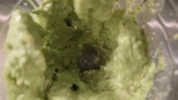 混合在搅拌机中的绿色新鲜冰沙 — 图库视频影像