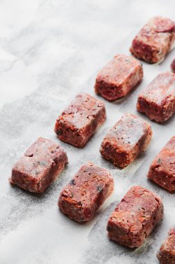 Beyaz arkaplanda ham kare pirzolalar