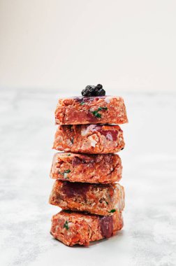 Hafif arka planda ham kare pirzolalar. Köpekler için doğal yiyecek. BARF köpek diyeti 