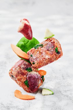 Hafif arka planda ham kare pirzolalar. Köpekler için doğal yiyecek. BARF köpek diyeti 