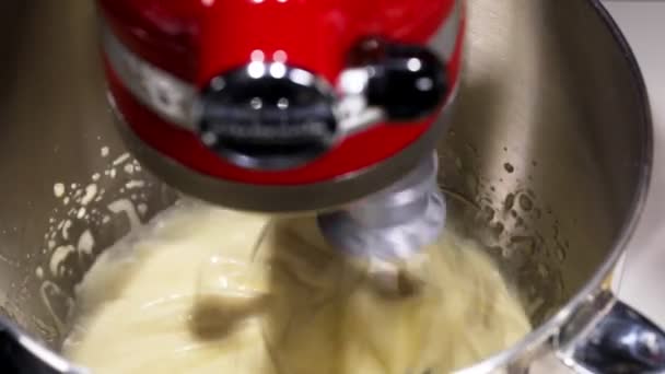 Red professional mixer whipped cream for custard. — Stock Video