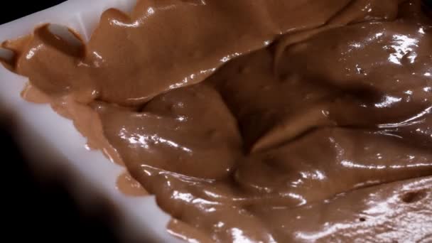 Шоколадный мусс в кондитерской форме — стоковое видео