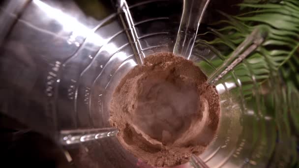 Cacaopoeder wordt gemengd in blender — Stockvideo