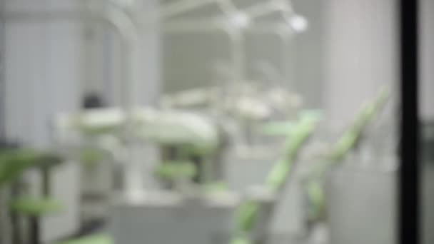 Interiér zubařské ordinace s moderním speciálním zubařským vybavením — Stock video