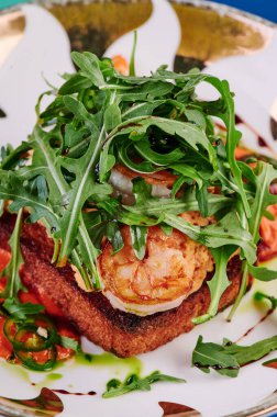 Roka ve karidesli tost.