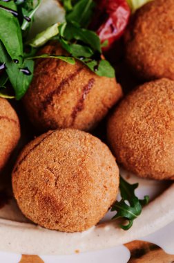 Falafel topları ve taze salata. 