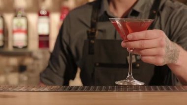 Gece kulübünde bir barmenin kokteyl sunumu. Kokteyl servisi.