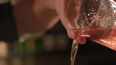 Profesyonel barmen bir gece kulübünde kokteyl yapar. Titretici. yavaş çekim