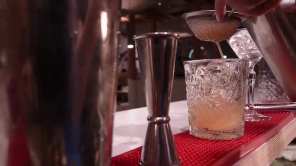 Профессиональный бармен делает коктейль в ночном клубе. шейкер. close up — стоковое видео