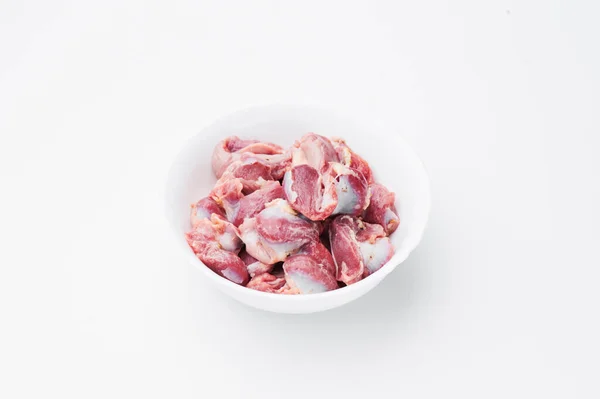 Cuisses de poulet crues sur une assiette blanche sur fond blanc. Photo pour couper. Maquette — Photo