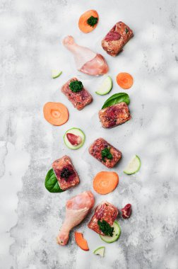 Hafif bir arka planda ham kare pirzola ile kompozisyon. Doğal köpek maması. BARF için diyet