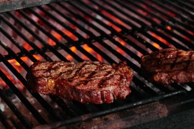 Izgarada pirzola. Ateşli Brazier. Mayalanmış biftek. Kapat.