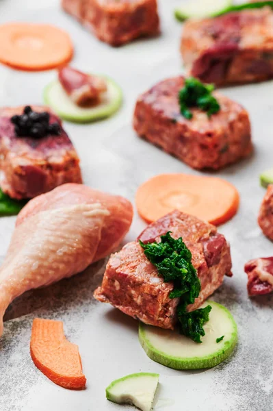 Hafif arka planda ham kare pirzolalar. Köpekler için doğal yiyecek.