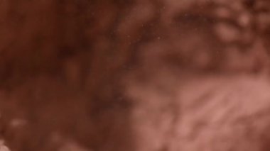 Havada gerçek altın tozu uçuşuyor.