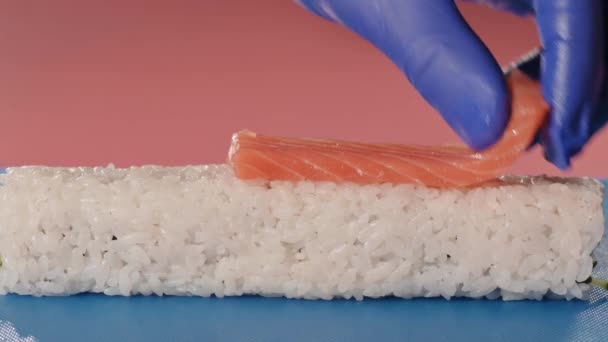 多汁的炸鳗鱼做寿司.制作胶卷的过程。靠近点 — 图库视频影像