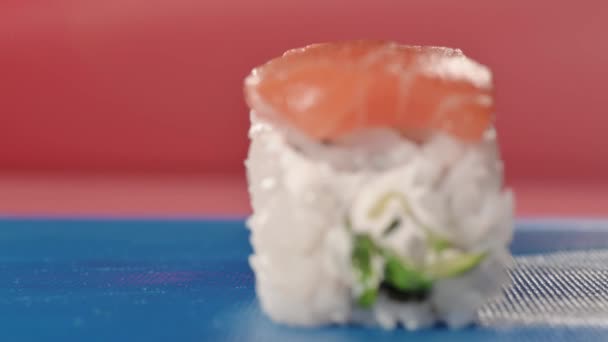 Philadelphia roll cut. Klassisches Brötchen mit Lachs, Frischkäse und Gurke. Nahaufnahme — Stockvideo