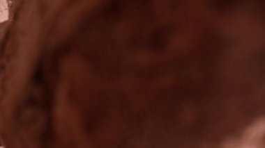 Mikserdeki kakao tozu. Havada gerçek altın tozu uçuşuyor. Altın tozu miksere karıştırılır. Doğal kozmetik. yakın plan 