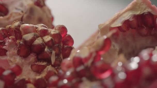 Garnet is sprinkled with gold dust. kandurin. Pomegranate close-up. — Stock Video