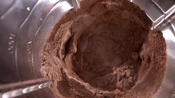 Il cacao in polvere viene miscelato nel frullatore. Ampio angolo. Vista dall'alto. Primo piano — Video Stock