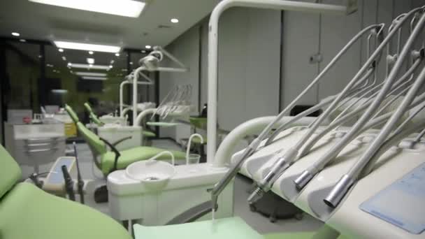 Wnętrze gabinetu dentystycznego z nowoczesnym specjalistycznym sprzętem dentystycznym — Wideo stockowe