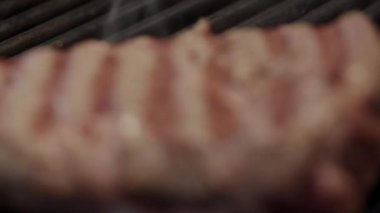 Barbekü ızgarasında biftek.