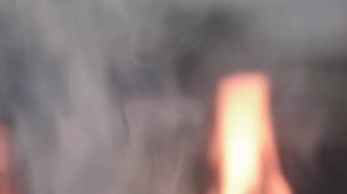 Barbekü ızgarasında biftek.